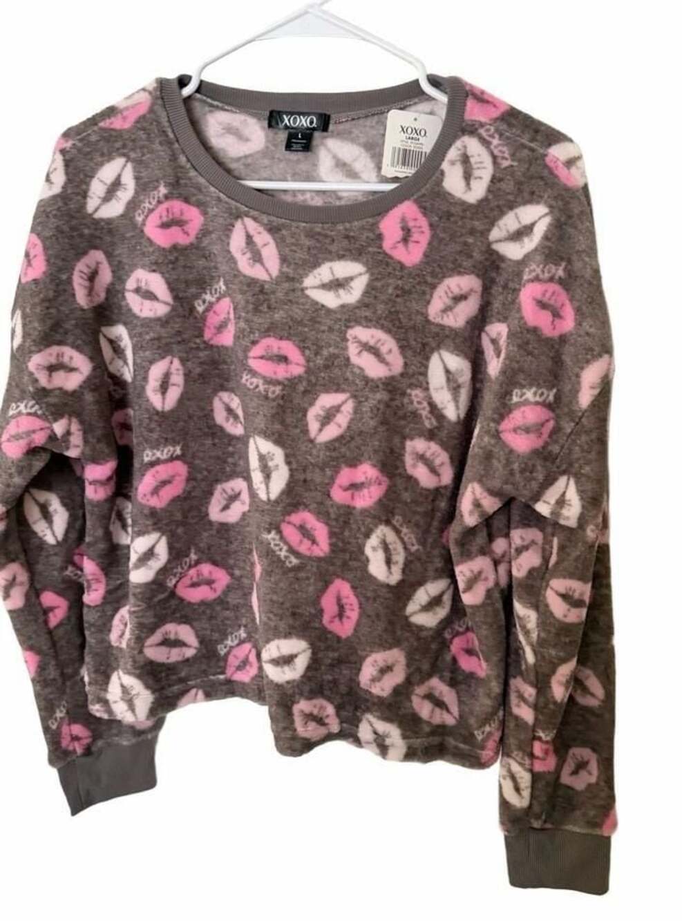 XOXO Kiss Lips Print Plush Fleece Crewneck Sweatshirt Grey Pink Large